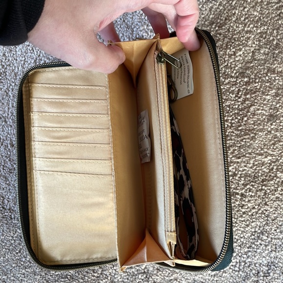 Travelon Leopard Print Wallet/Wristlet - Picture 5 of 7